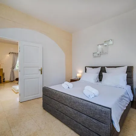 Luxury Oia (Santorini)